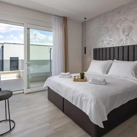 Leonarda Zadarvillas ニン