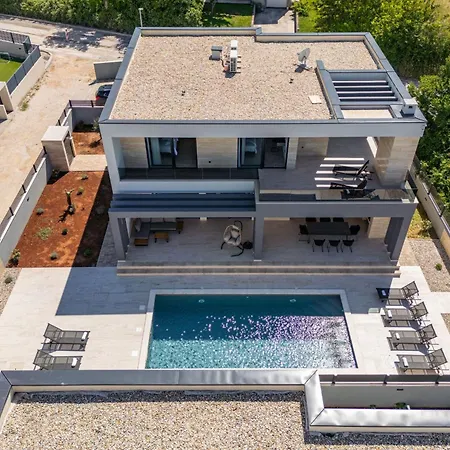 Leonarda Zadarvillas *