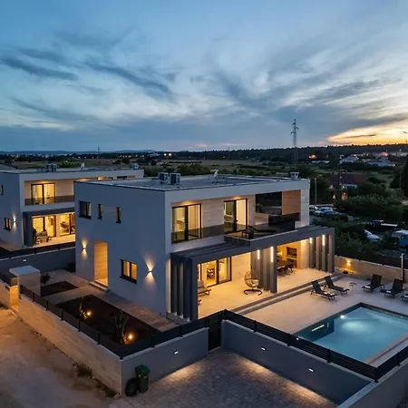 Willa Leonarda Zadarvillas *