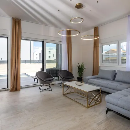 Leonarda Zadarvillas Willa *