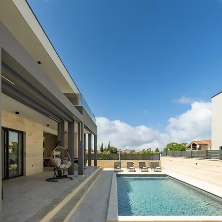 Leonarda Zadarvillas *