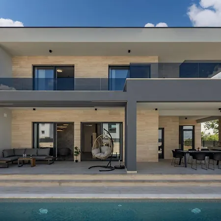 Leonarda Zadarvillas Willa *